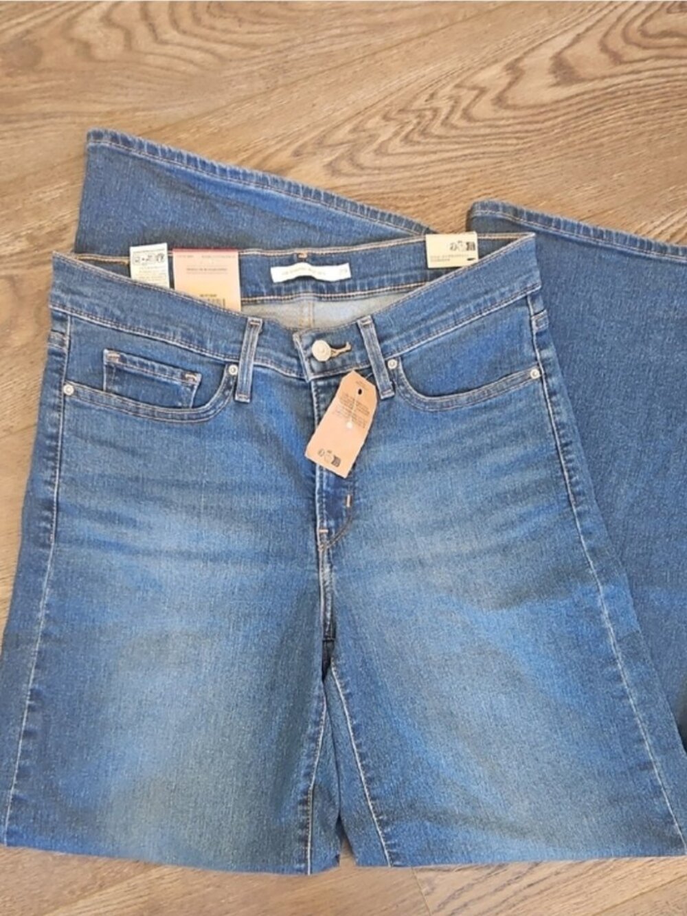 Levi's NWT 318 Shaping Wide Leg Jeans Mid Rise, Clever Girl Wash, 29x30 New! - Picture 6 of 7